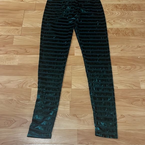 ‼️NWT‼️Cute Booty Lounge Green Velvet Scrunch Booty Leggings Medium - Picture 3 of 5